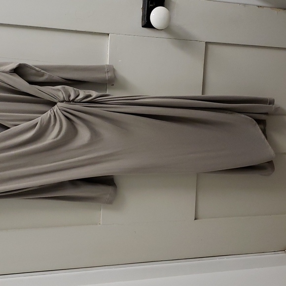 Women's faux wrap dress - fitted grey surplice midi dress - Picture 6 of 8